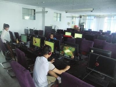 兰州一学校电教室成黑网吧 常留未成年人玩游戏