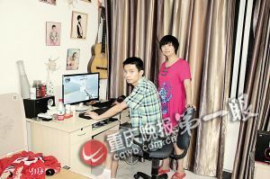 唐天韵陪儿子玩游戏