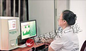 大渡口抓拍医护人员违规行为 医生上班玩游戏遭曝光