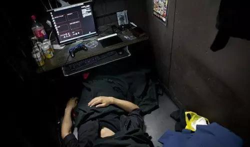 日本网民把网吧当旅馆激情一夜？ 网吧区成了难民区,日本网民评价中国高铁www.zhezhiju.com