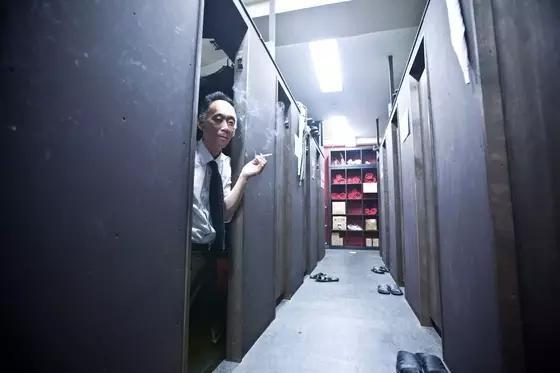 日本网民把网吧当旅馆激情一夜？ 网吧区成了难民区,日本网民评价中国高铁www.zhezhiju.com