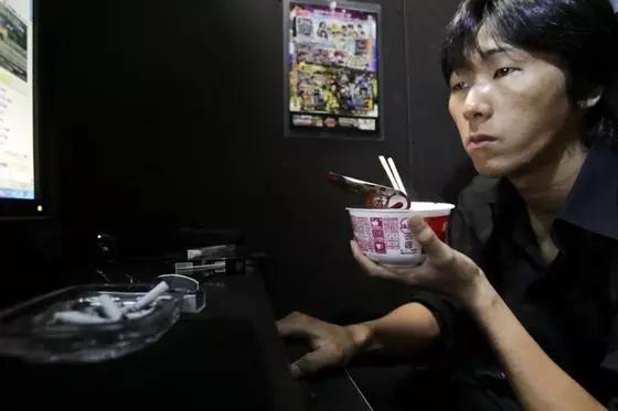 日本网民把网吧当旅馆激情一夜？ 网吧区成了难民区,日本网民评价中国高铁www.zhezhiju.com